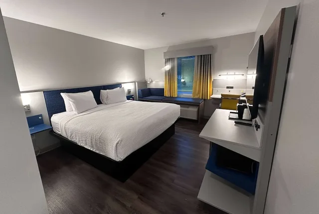 Room, King Bed, Microtel Inn and Suites by Wyndham Rehoboth Beach 2/4