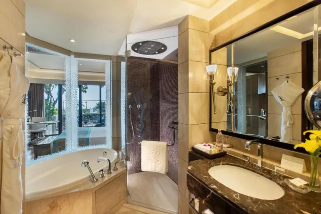 غرفة كلوب بشرفة، The Leela Ambience Convention Hotel Delhi 3/3