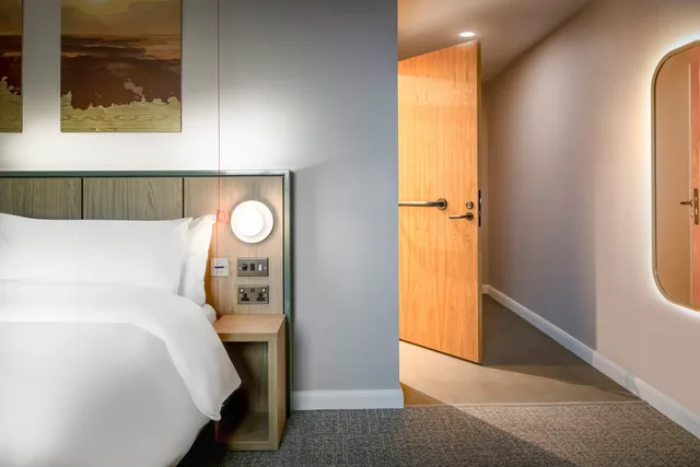 غرفة قياسية بسرير كينج لذوي الإعاقة، voco Zeal Exeter Science Park By IHG 2/6