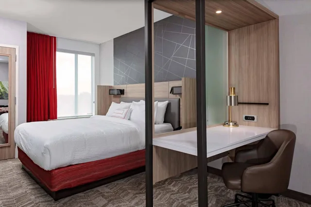 جناح بسرير كينج مع سرير سحّاب إضافي مع أريكة لذوي الإعاقة، SpringHill Suites by Marriott Kansas City Plaza 2/5