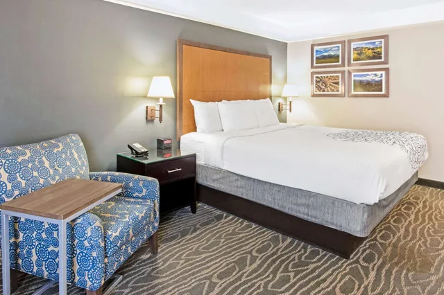 غرفة بسرير كينج، La Quinta Inn & Suites by Wyndham Ruidoso Downs 4/10