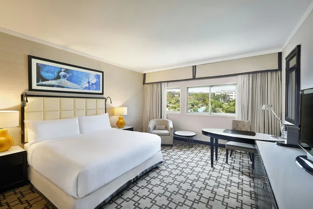 غرفة بسرير كينج بإطلالة على المسبح، Hilton Cairo Heliopolis 11/15