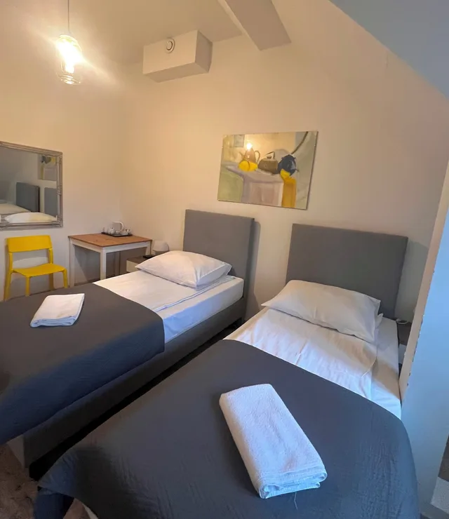 غرفة بسريرين منفصلين بحمام مشترك، Oki Doki Old Town Hostel 1/3