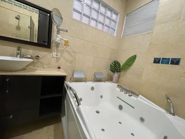 جناح جونيور، Hotel Bolivariana Plaza 6/6