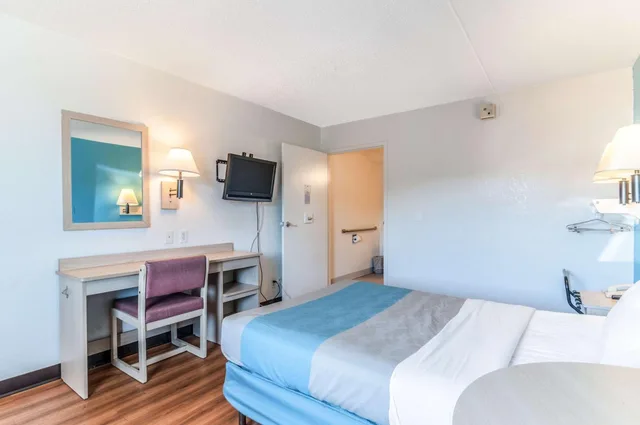 1 Full Bed - Mobility Access RI Shwr, Nsmk، Motel6 Farmington Hills, MI - Northwest - Farmington Hills 1/10