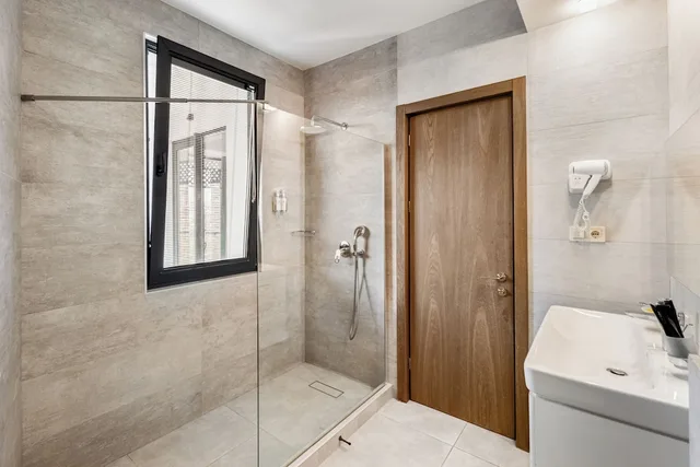 غرفة قياسية ثلاثية بسرير كوين وسرير فردي بشرفة، Brooch Boutique Hotel 6/8