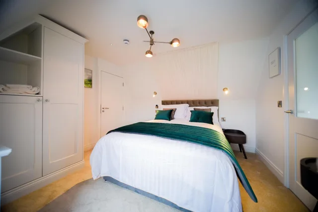 Deluxe, The Strand Hotel 3/6