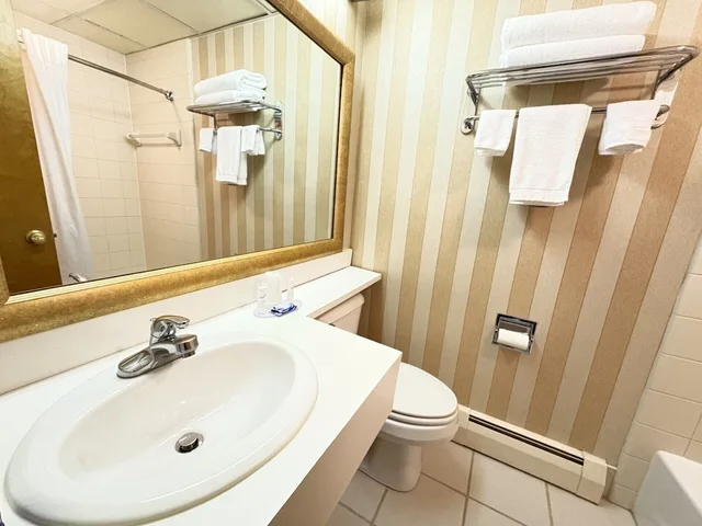 جناح بسرير كينج بجاكوزي، Magnuson Grand Pioneer Inn And Suites 5/6