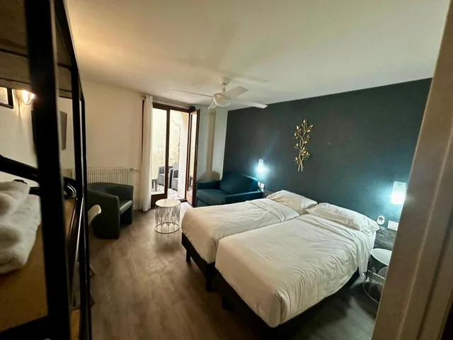 غرفة بسريرين منفصلين بشرفة، Hotel Du Maine 1/4
