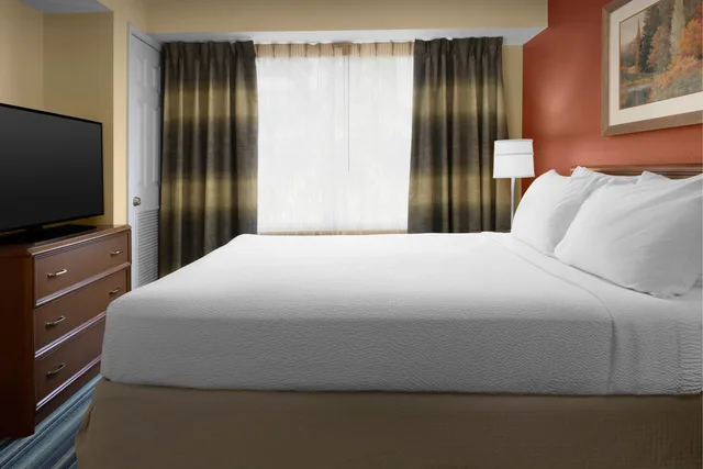 جناح بسرير كوين بغرفة نوم واحدة مع أريكة لذوي الإعاقة، Residence Inn Spokane E Valley 3/8