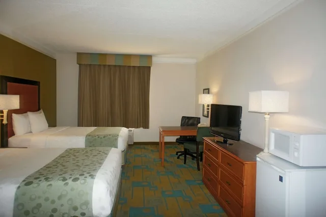 غرفة بسريرين مزدوجين لذوي الإعاقة، La Quinta Inn & Suites by Wyndham St. Pete-Clearwater Airpt 2/5