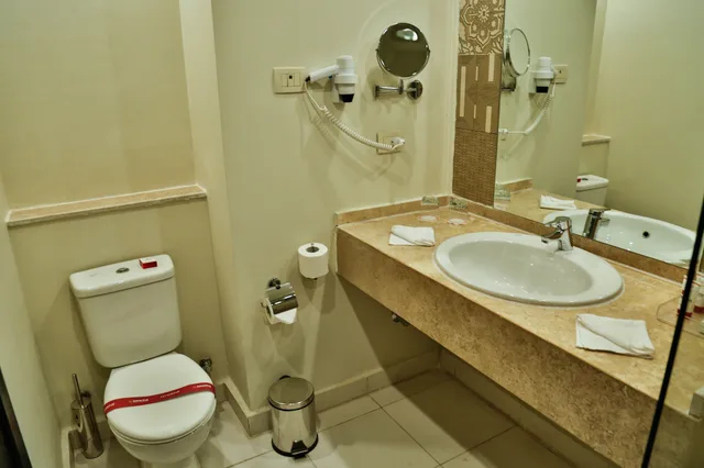 غرفة سوبيريور بسرير كينج بإطلالة على الحديقة، Amarina Abu Soma Resort and Aquapark 3/3