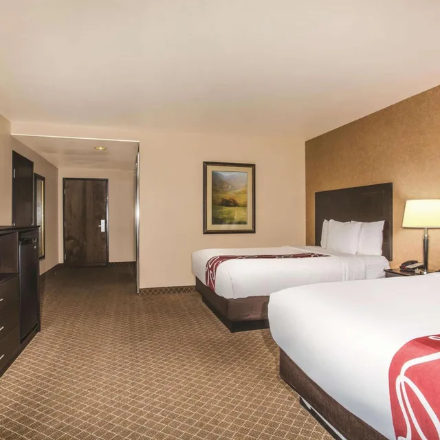 غرفة تنفيذية بسريرين كوين مع أريكة، La Quinta Inn & Suites by Wyndham Ely 3/10