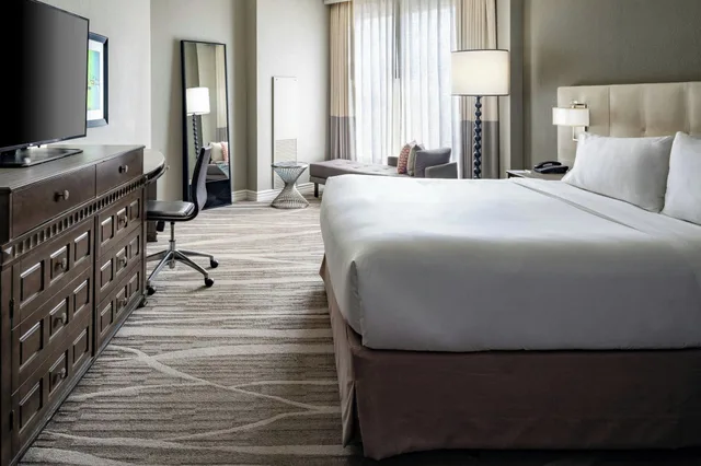 غرفة تنفيذية ركنية بسرير كينج، Renaissance Tampa International Plaza Hotel 1/7
