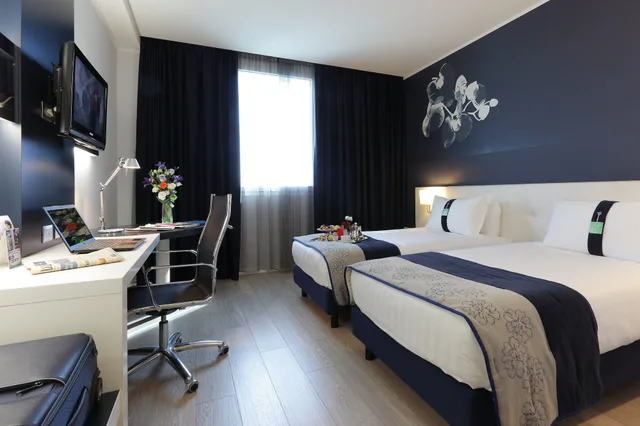 غرفة قياسية بسريرين منفصلين، Holiday Inn Milan Nord Zara 2/7