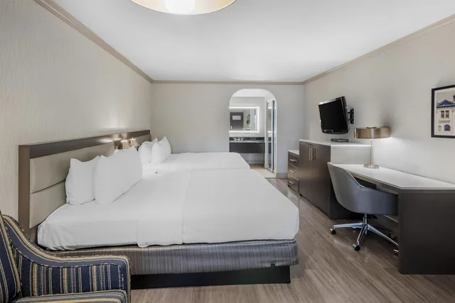 غرفة قياسية بسريرين كوين مع أريكة، Best Western Plus Executive Suites 6/10