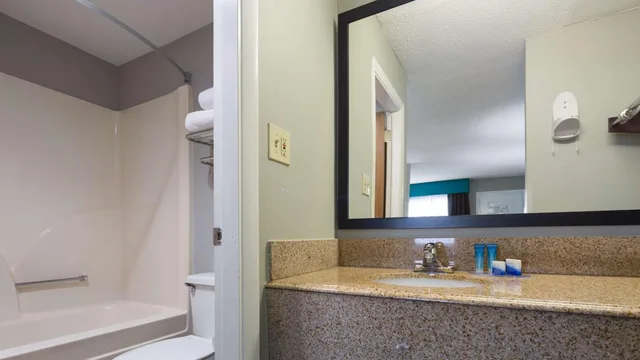 غرفة بسرير كينج للمدخنين، Best Western Inn Florence 10/10