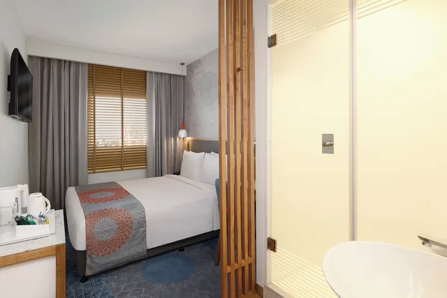جناح بسرير كوين، Holiday Inn Express Hyderabad Banjara Hills 4/4