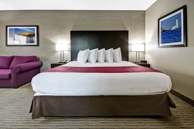 Room, King Bed, Sofa, Jetted Tub, Best Western Little River Inn 4/7