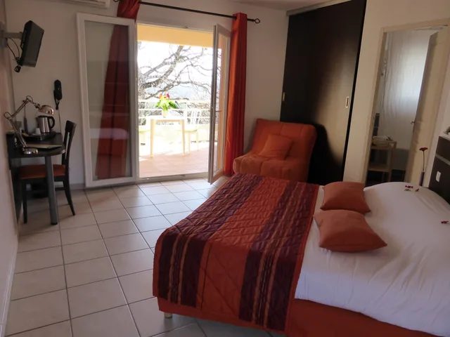 غرفة عائلية ثلاثية بسرير كينج وسرير فردي، The Originals City, Hotel Cote Sud, Marseille Est (Inter-Hotel) 1/8