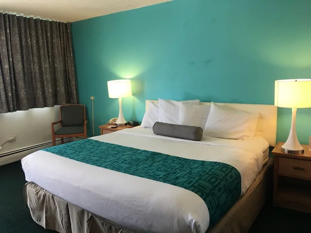 غرفة بسرير كينج للمدخنين، Howard Johnson By Wyndham Colorado Springs 2/3