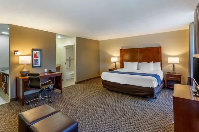 جناح بسرير كينج مع أريكة، Comfort Inn and Suites Logan Near University 3/5
