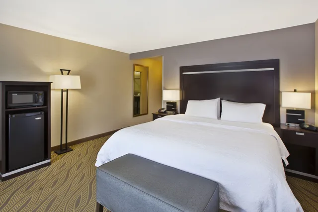 غرفة قياسية بسرير كينج، Hampton Inn & Suites Elyria Oh 1/9