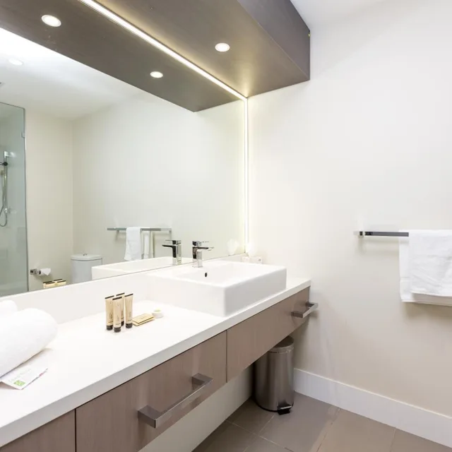 Deluxe, King Bed, CALAMVALE HOTEL SUITES AND CONFERENCE CENTRE 9/10