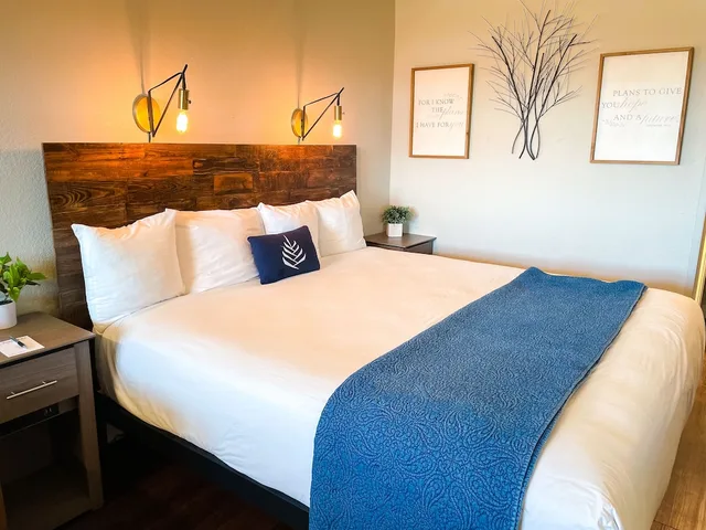 غرفة سيغنتشر بسرير كينج مع أريكة، PINEMARK Inn Suites Events 1/1