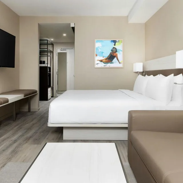 غرفة بسرير كينج مع أريكة في طابق مرتفع، AC Hotel St. Petersburg 1/6