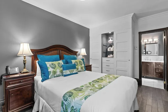 جناح بسرير كوين، Hotel Le Clos Saint-Louis 4/10