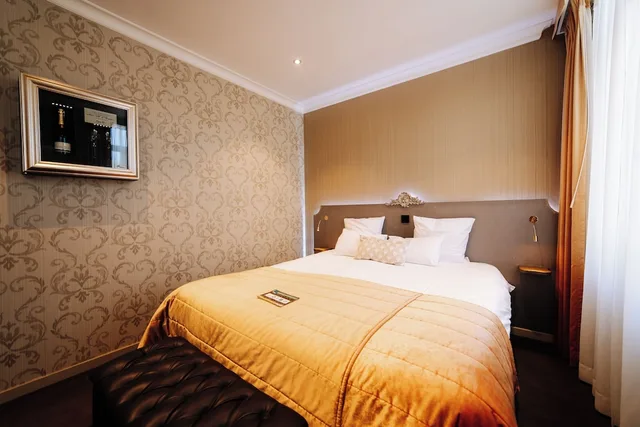 Comfort, Twin Beds, Chateau de Namur 3/10