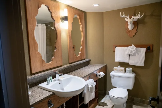 غرفة قياسية بسرير كينج، Banff Caribou Lodge & Spa 6/7