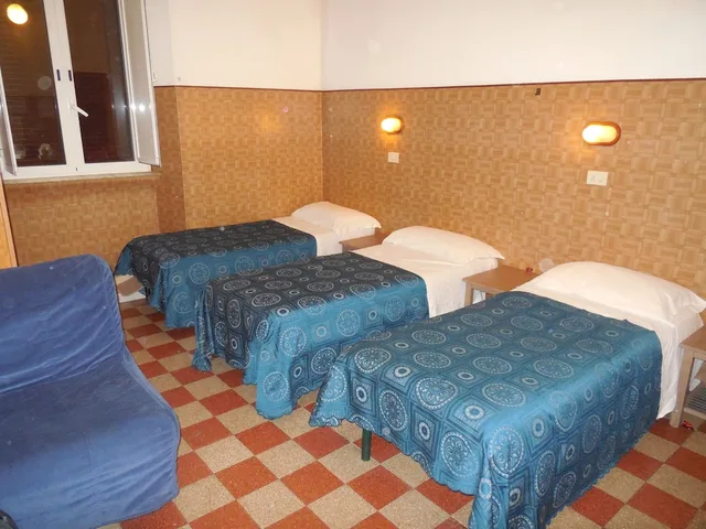غرفة أساسية رباعية بأربعة أسرّة بحمام مشترك، Hotel Cressy 2/2