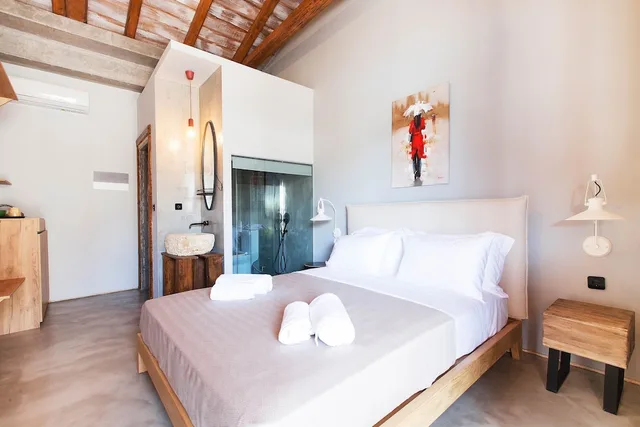 غرفة بسرير مزدوج بإطلالة على المسبح، Casa Afytos - Adults Only 2/7