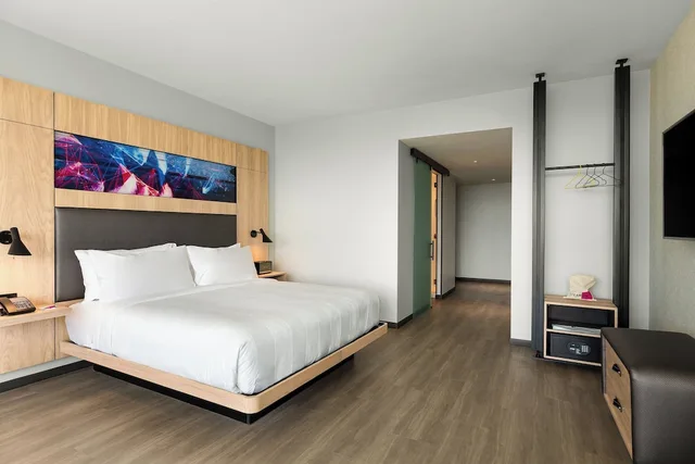 Room, King Bed, Corner, Accessible, Aloft San Juan 1/3