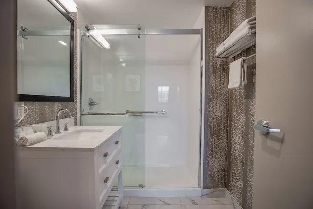 جناح استوديو فاخر بسرير كينج، Monte Carlo Inn Oakville Suites 7/9