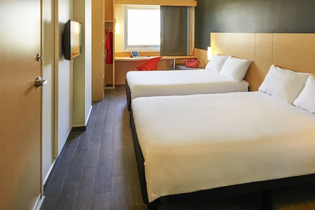 Room, 2 Double Beds, Ibis Monterrey Aeropuerto 5/10