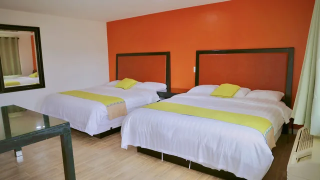 Renovated, Suite, 3 King Beds، Norwalk inn & suites 5/10