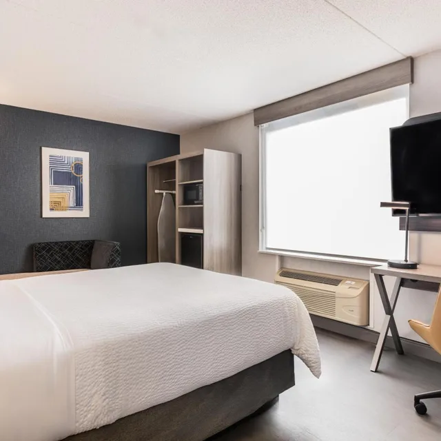 غرفة قياسية ركنية بسرير كينج وسرير كوين، Holiday Inn Express Toronto North York 1/10