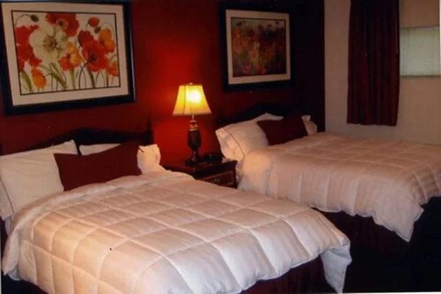 جناح بسريرين مزدوجين بغرفة نوم واحدة مع أريكة، Whitman Motor Lodge 4/7