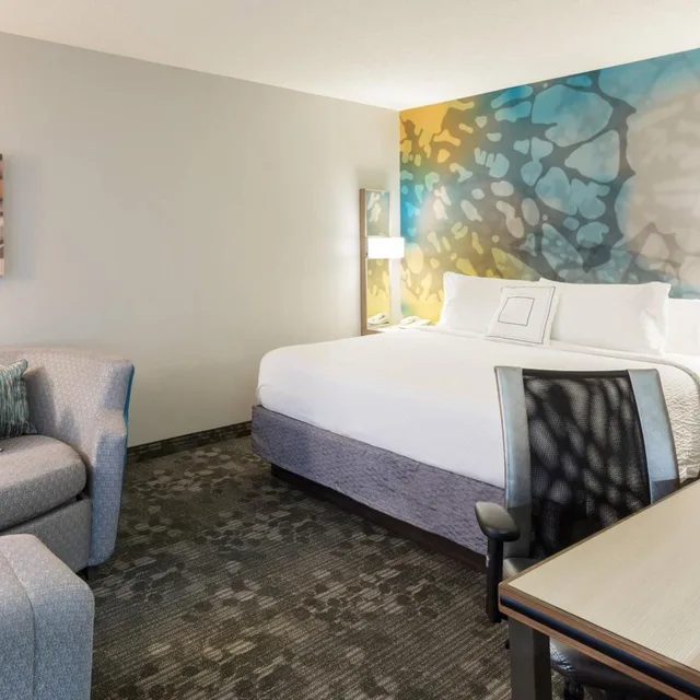 غرفة كبيرة بسرير كينج مع أريكة، Courtyard Dallas Mesquite 2/3