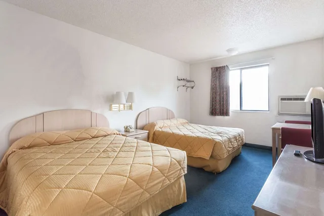 Room, 3 Queen Beds, Knights Inn Payson 2/3