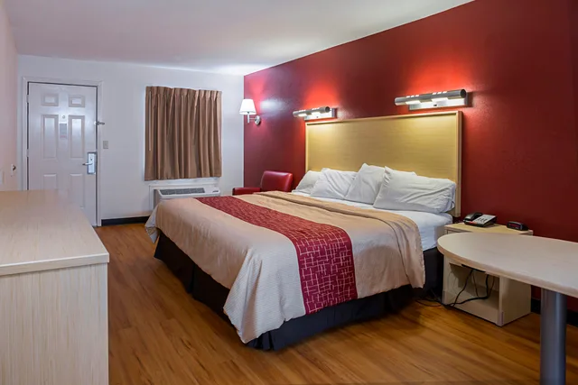 غرفة سوبيريور بسرير كينج، Red Roof Inn West Memphis, AR 7/10
