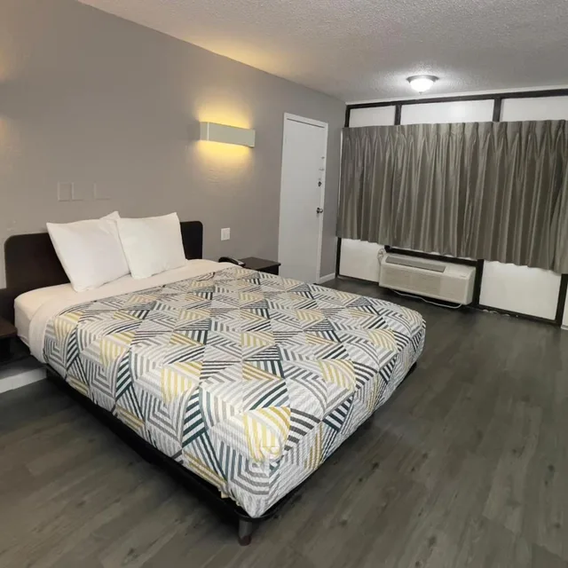 غرفة بسرير كوين، Motel6 Sallisaw, OK 2/8