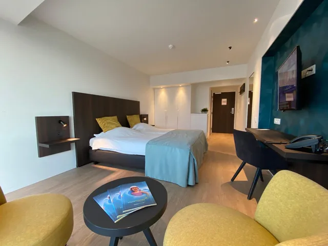 Room, Twin Beds, Lateral Side Sea View، Vayamundo Oostende 5/10