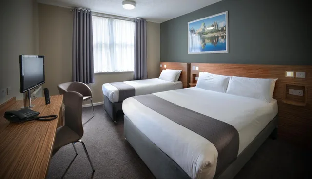 غرفة بسريرين منفصلين بحمام خاص، Travelodge Plus - Galway City 3/7