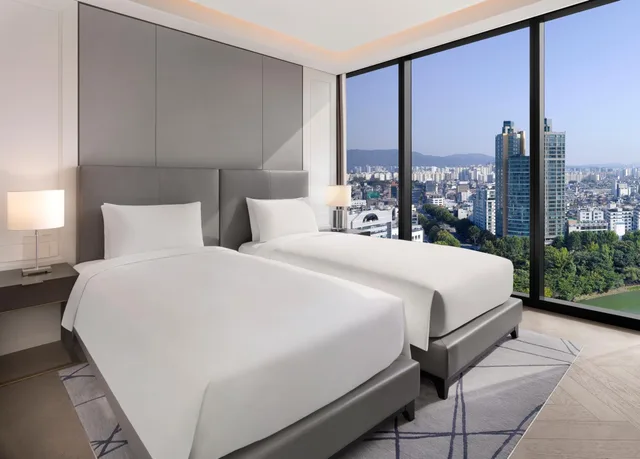 جناح تنفيذي بسرير كينج بإطلالة على البحيرة بغرفتي نوم، Sofitel Ambassador Seoul Hotel and Serviced Residences 2/6