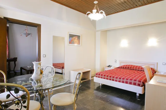 جناح بسرير كينج مع أريكة، Grecian Castle Hotel 3/6