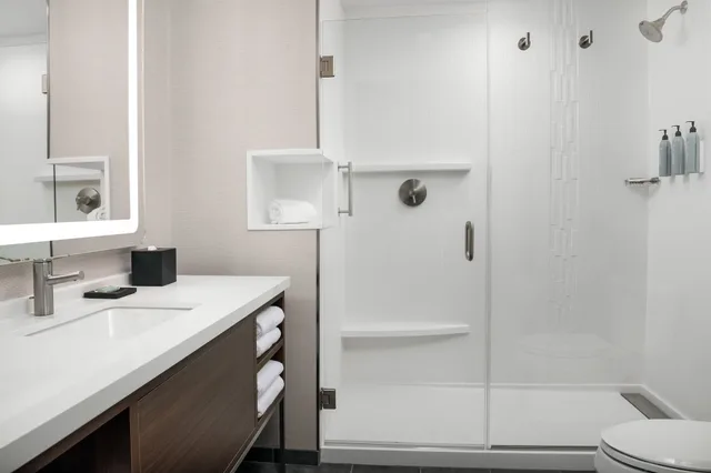 غرفة قياسية بسرير كينج مع أريكة، Courtyard by Marriott Bozeman 6/8